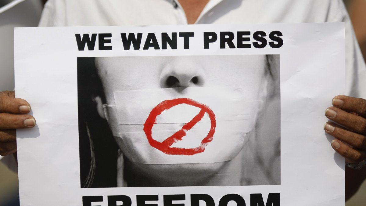 Periodistas, camarógrafos y fotoperiodistas protestaron ayer en Cali para exigir libertad de prensa.