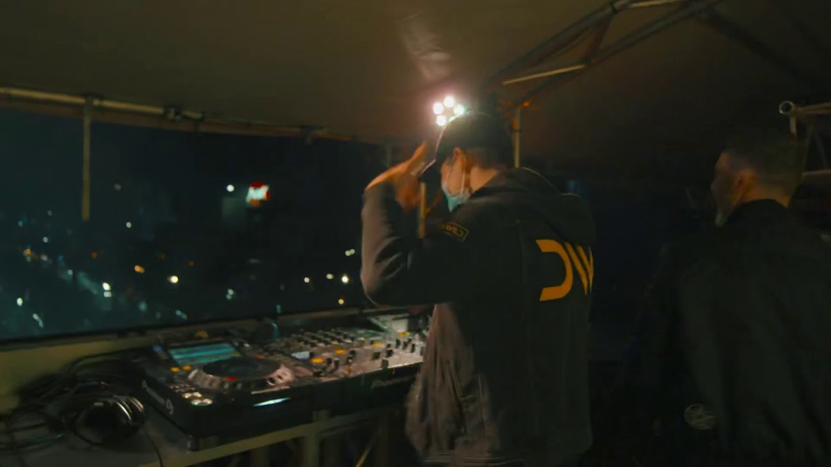 En total, la discoteca improvisada reunió a unas 500 personas, todas sin salir de sus autos.