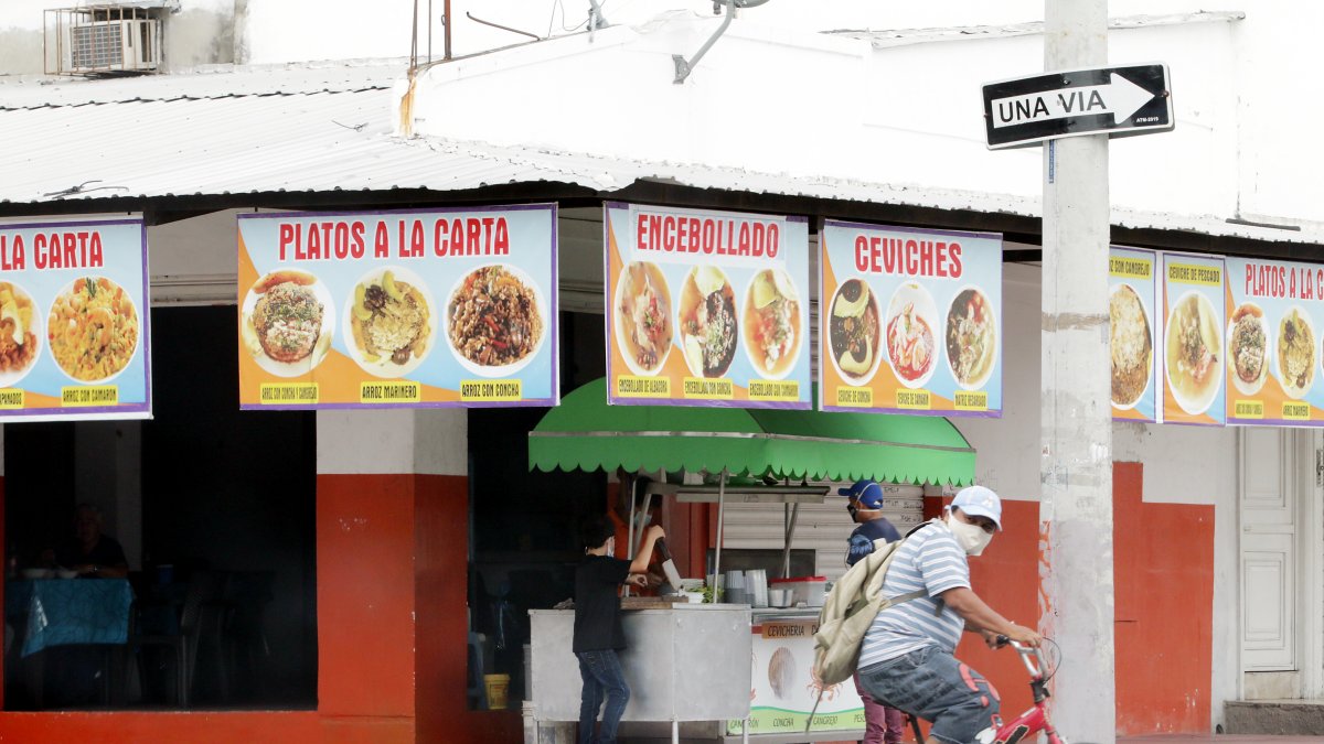 Locales de alimentos en Guayaquil tienen permitido abrisr sus puertas para entregas a domicilio.