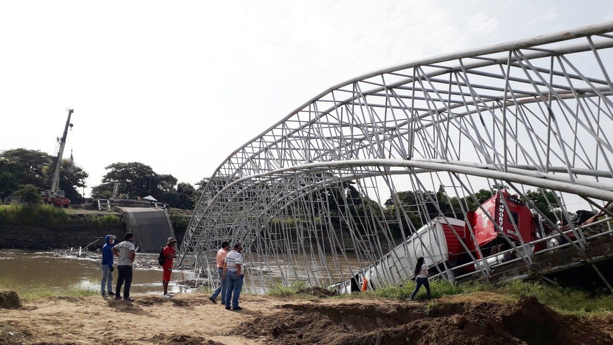 Los comuneros han sufrido los estragos tras la caída del puente de Colimes.