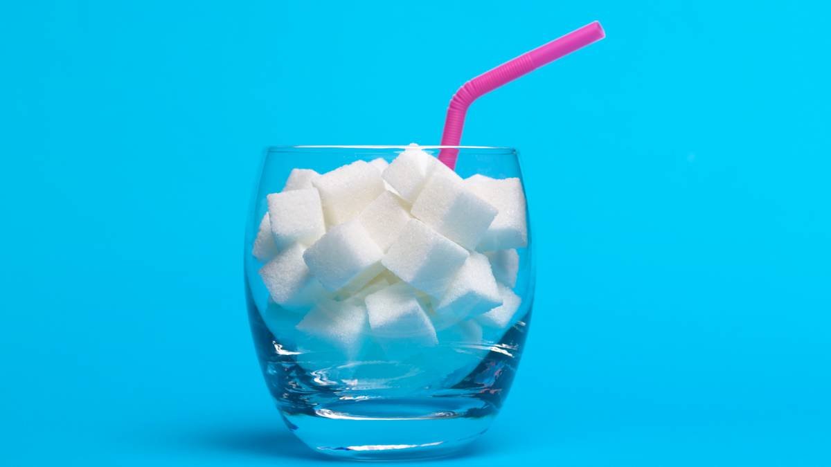 Comienza por reducir el consumo de bebidas azucaradas para mantener alejado al cáncer de colon.