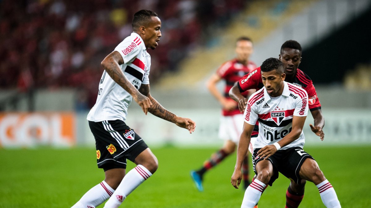 Aunque no ha tenido la continuidad deseada en Sao Paulo, Joao Rojas (d) sigue en planes de ese club.