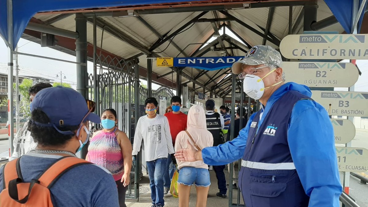 Hecho. Pese a los cambios, algunos usuarios solicitan que los militares se sumen a los controles.