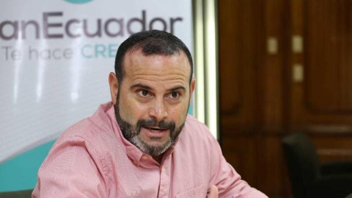 Wated era el presidente de BanEcuador y estaba al mando de la Fuerza de Tarea para el manejo de cadáveres en Guayaquil.