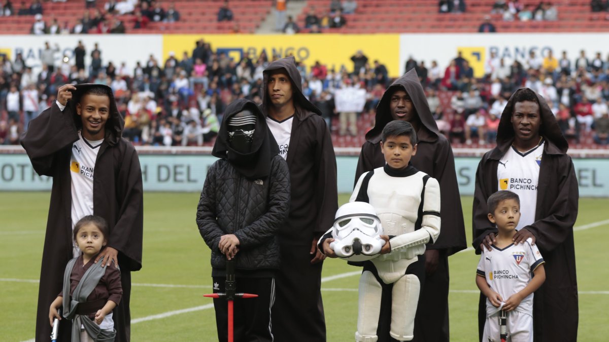 Liga de Quito recordó su festejo con disfraces y juguetes.