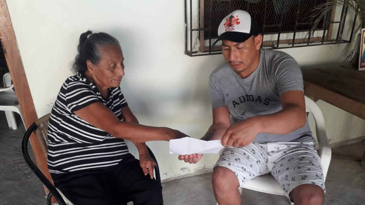 Manuela Pilay muestra la partida de defunción a un familiar. No sabe cómo se registró ”su muerte” en otra provincia, por alguien que su familia no conoce.