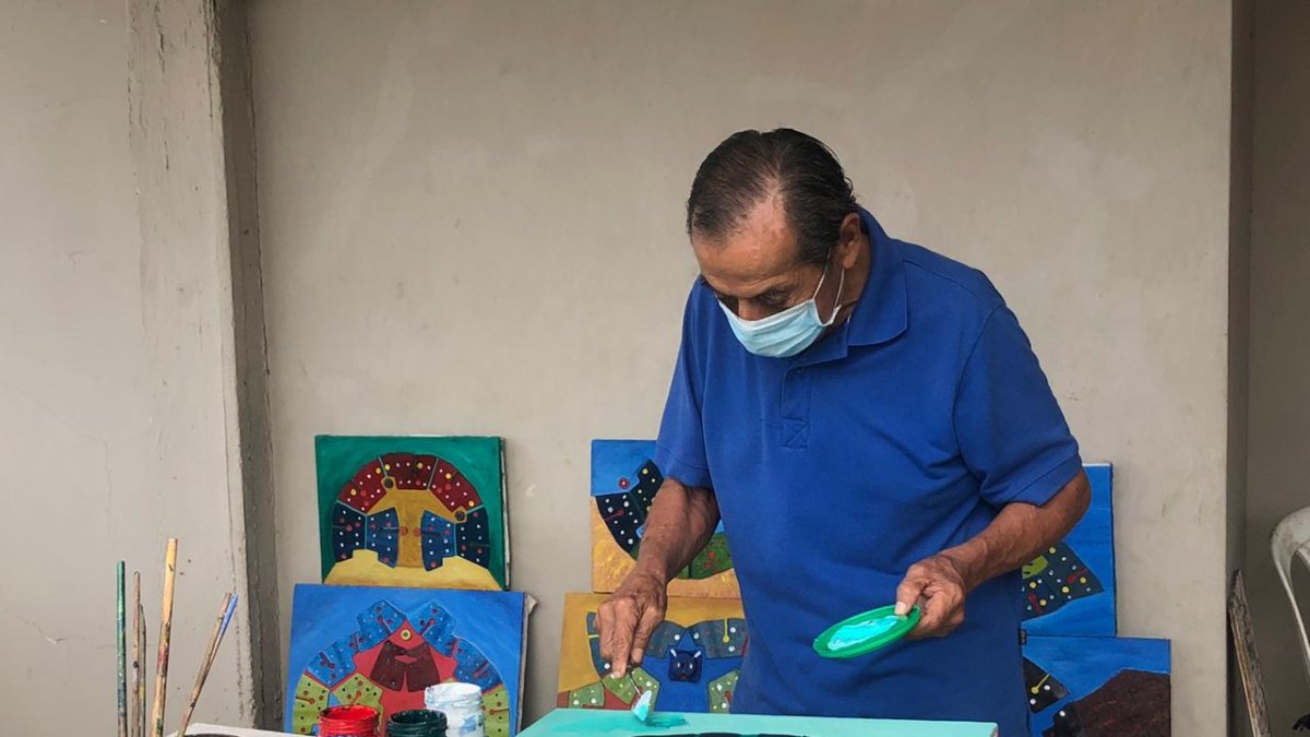 Arte. El artista y escultor Manuel Velasteguí crea con material reciclado.