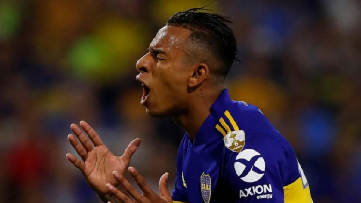 Sebastián Villa, extremo de Boca Juniors, ha sido denuncia por su exnovia por maltratos físicos.