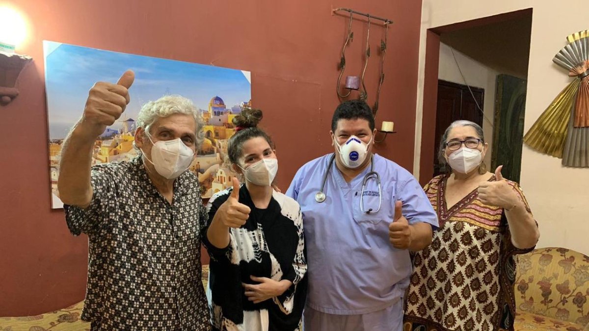 Romina con sus progenitores Iván y Victoria y el doctor Byron Velasteguí.