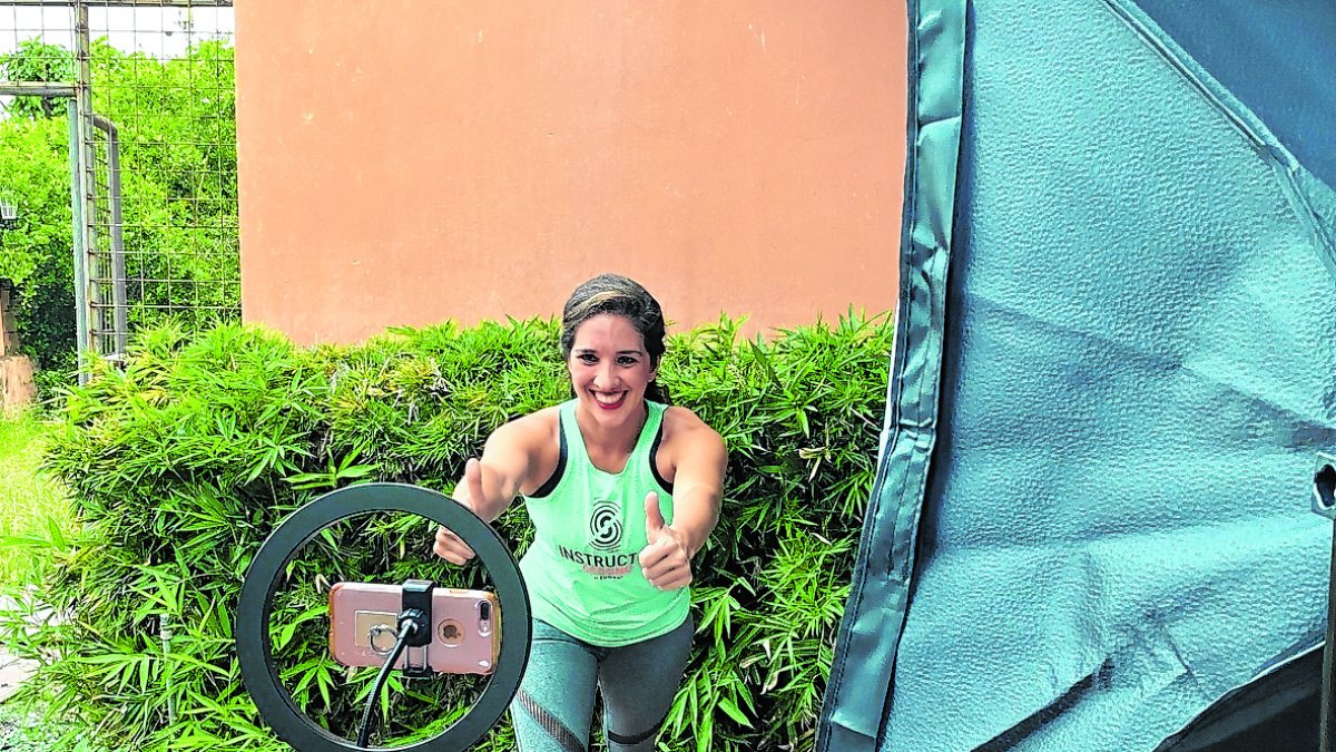 Metodología. Andrea Durán, profesora de zumba strong, alista una de las tres clases que dicta por Zoom.
