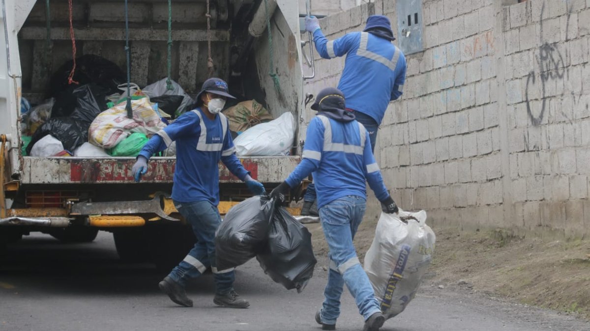 Trabajadores de Emaseo recogen la basura en el sector de Pisullí, en el norte de Quito.