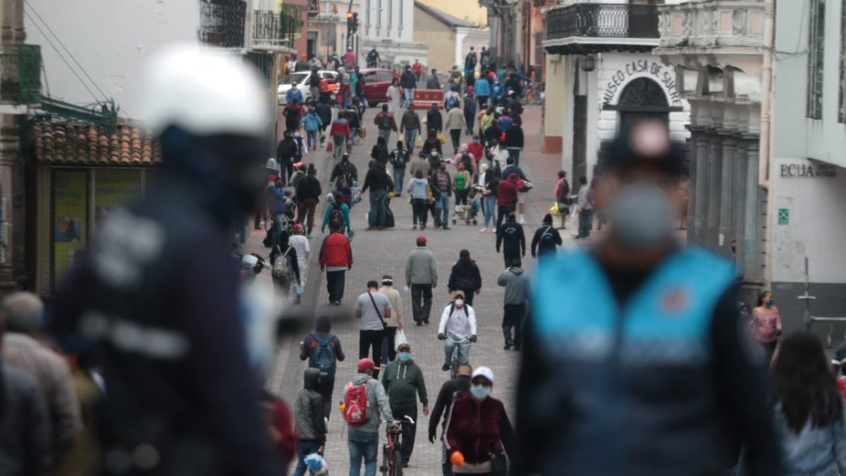 Pese a que la ciudad se mantiene en semáforo rojo, en los últimos días se ha incrementado tanto el tránsito de personas y de vehículos.