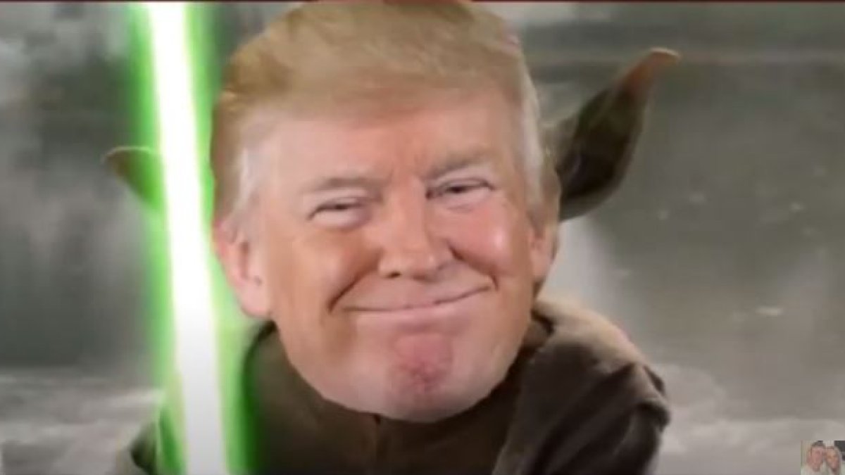 El equipo de campaña de Donald Trump emitió una violenta sátira del rechazo del presidente a los medios que lo critican.