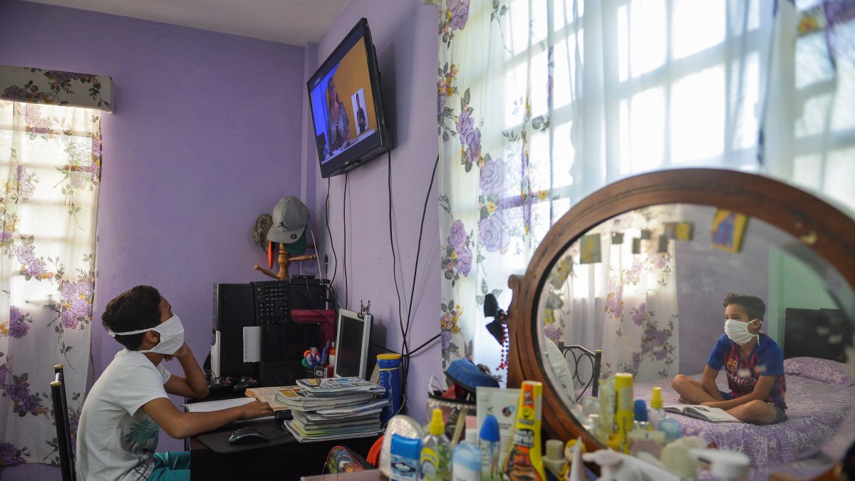 Un niño mira una clase por televisión en su casa, en La Habana, el pasado  23 de abril. 