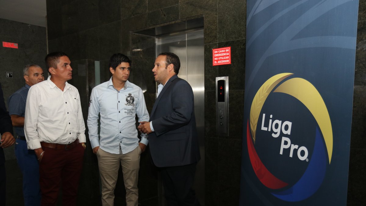 Jaime Estrada (centro) y Francisco Egas (derecha) pugnan por la presidencia de la Federación Ecuatoriana de Fútbol