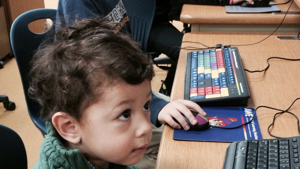 No utilizar computadoras ni teléfonos en la hora anterior a dormir. La luz de estas pantallas genera insomnio.