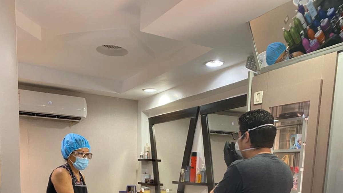 Los negocios se preparan para volver a atender a sus clientes con estrictas normas de seguridad.