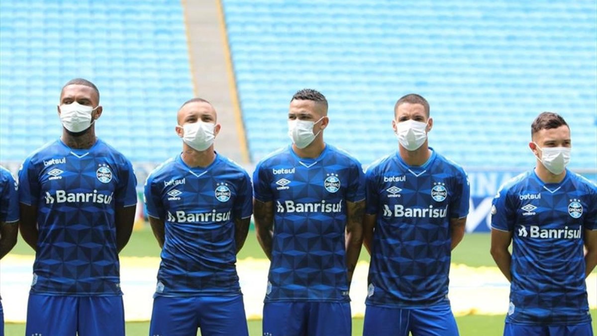 En algunos países europeos el uso de la mascarilla se plentea como una opción para volver a las canchas.