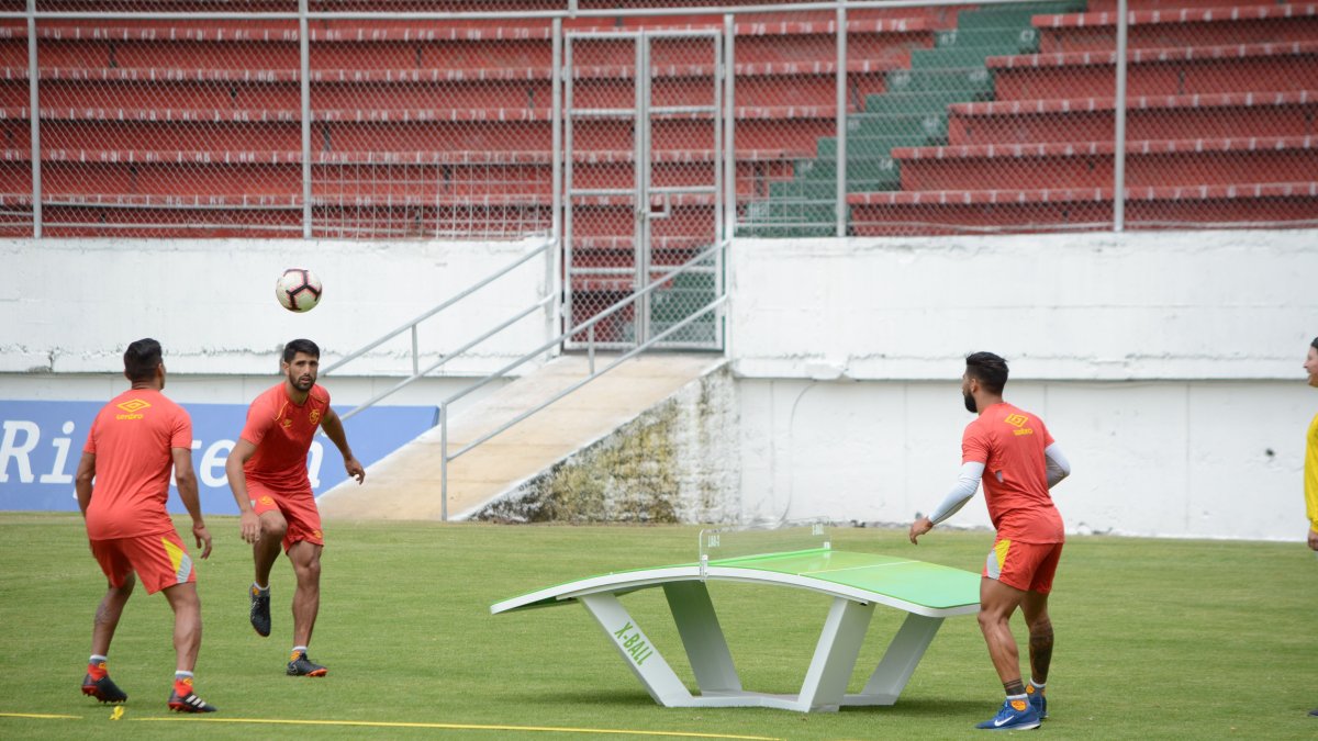 Entrenamiento de Aucas antes del inicio de la emergencia, en el estadio de Chillogallo. 