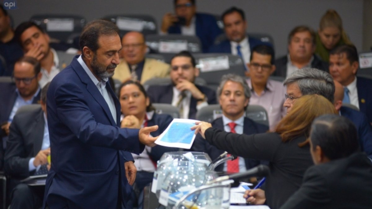 Nassib Neme (i) presidente de Emelec, fue quien firmó la carta en mención.