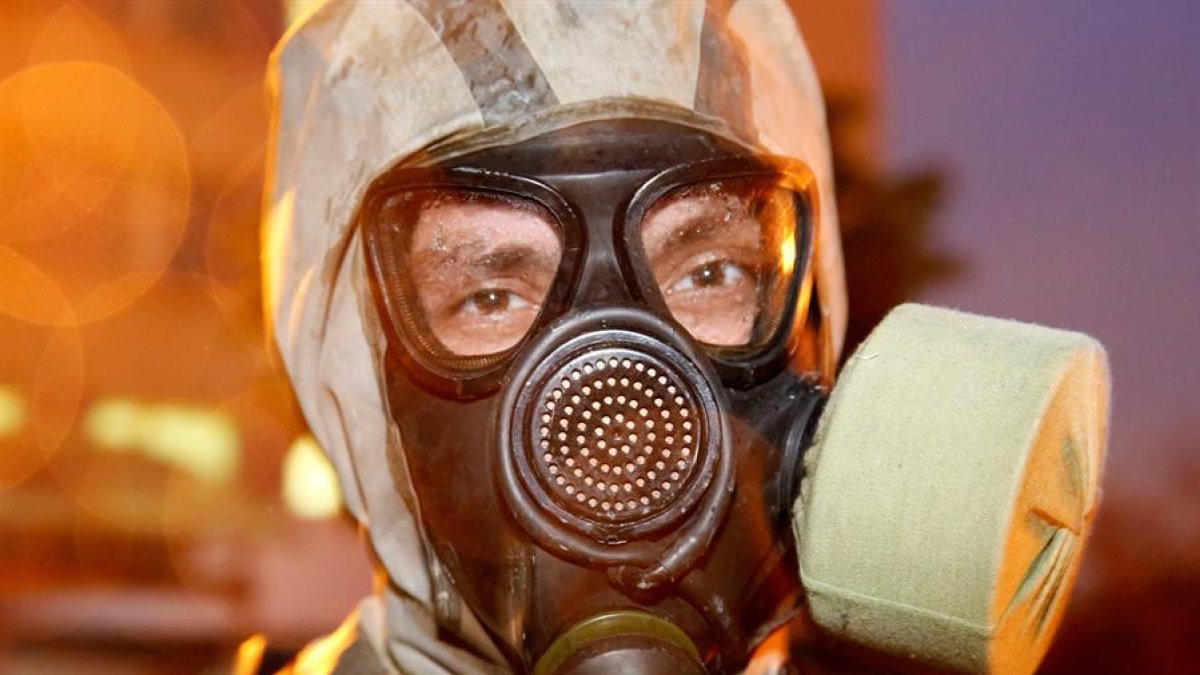 Un militar de Bielorrusia muestra su equipo de protección durante la desinfección de un hospital en Minsk, en medio de la pandemia del COVID-19, causada por el coronavirus SARS-CoV-2.