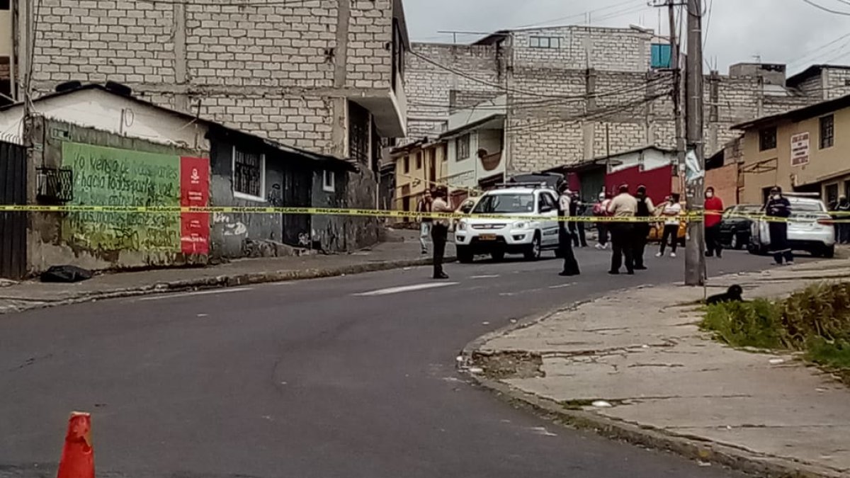 La Policía acordonó el sitio donde este martes murió un adulto mayor en el sur de Quito.