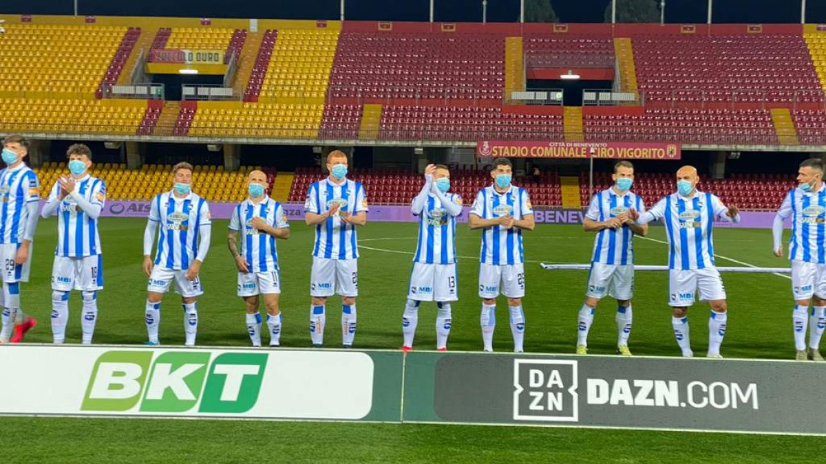 El 11 de marzo los jugadores del Pescara italiano salieron a la cancha utilizando mascarillas, pero no jugaron con ellas.