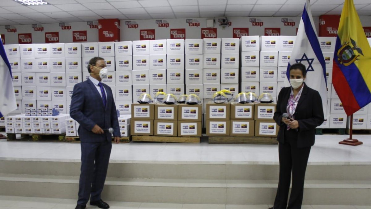 El embajador de Israel Zeev Harel y la ministra de Gobierno María Paula Romo en las instalaciones del ECU911