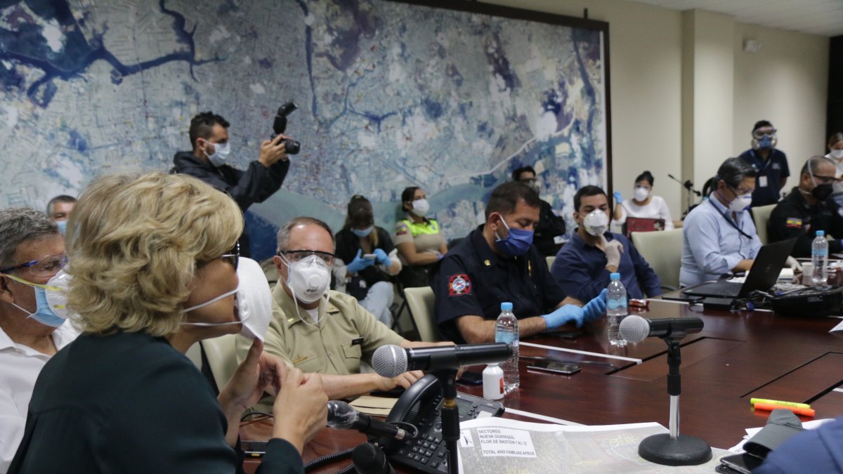 La alcaldesa Viteri en una de las reuniones del COE de Guayaquil.