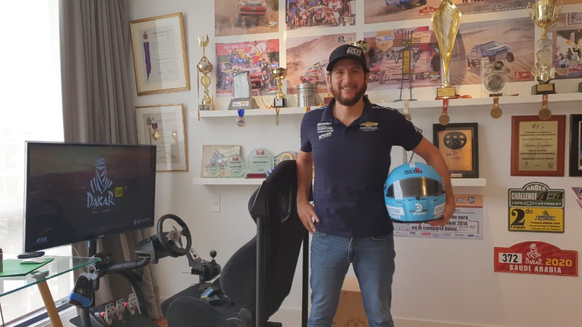 Sebastián Guayasamín muestra su simulador de carreras de autos.