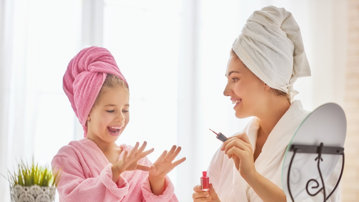 La primera cobertura transparente previene que la uña se tiña de un tono amarillento.