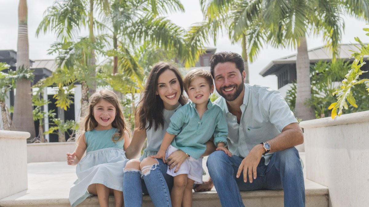 Postal familiar junto a sus hijos y esposo.