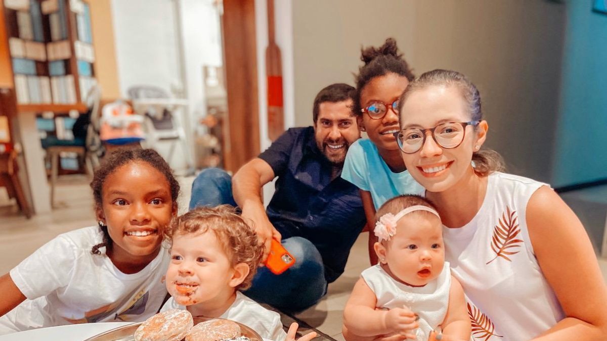 Karla junto a sus hijos y esposo.