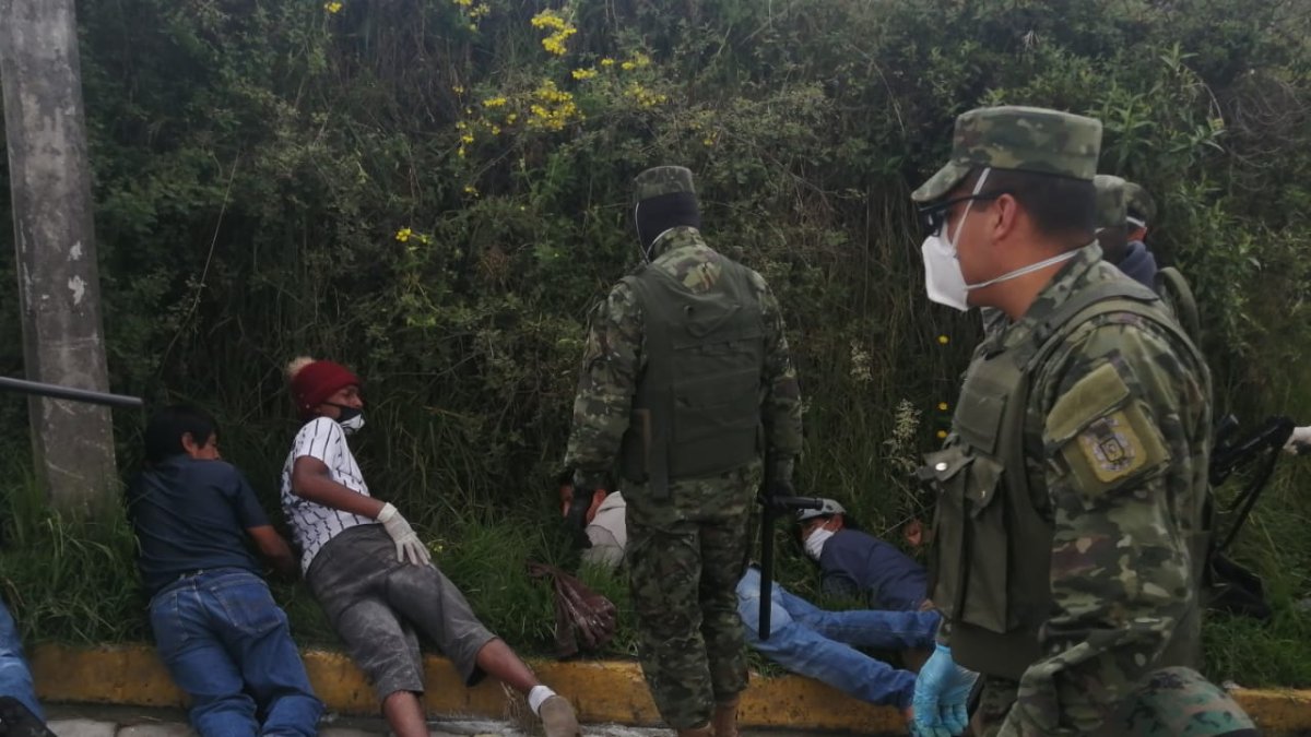 En sus operaciones de control los militares han encontrado armas blancas o libadores en las calles
