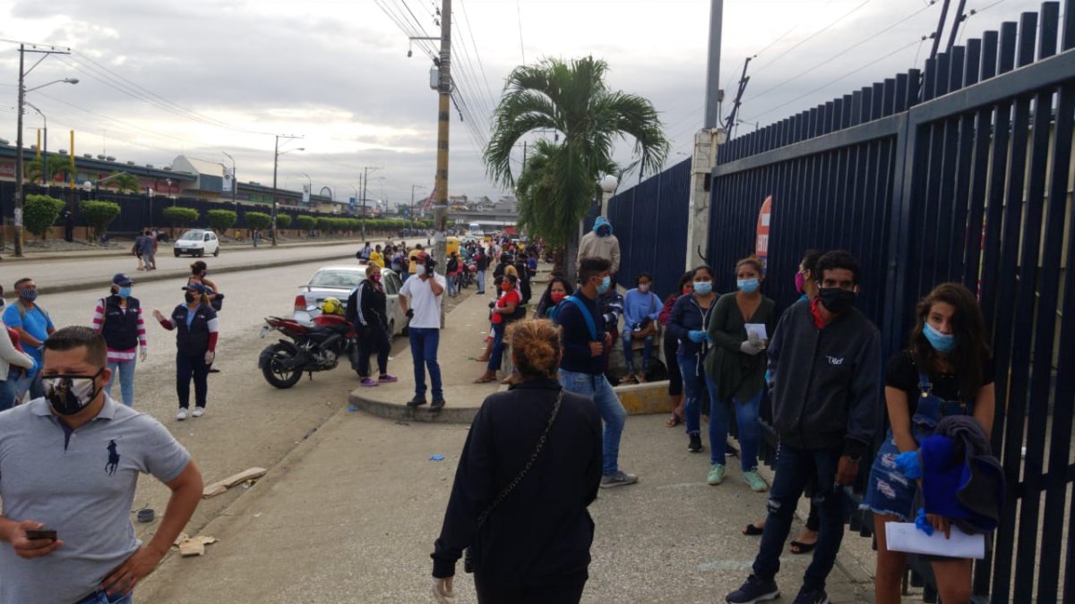 Filas para acceder a la ayuda monetaria que ofrece el Gobierno.