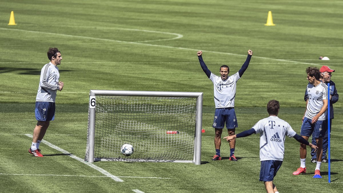 Los jugadores del Bayern de Múnich mantienen los protocolos de trabajar en pequeños grupos, a dos semanas de reinicio del torneo