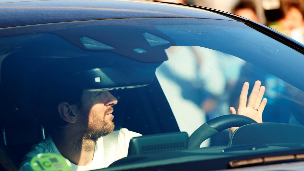 El jugador del Barcelona de España, Lionel Messi, volvió tras 53 días a la Ciutat Esportiva Joan Gamper (Sant Joan Despí) para someterse a las pruebas PCR.