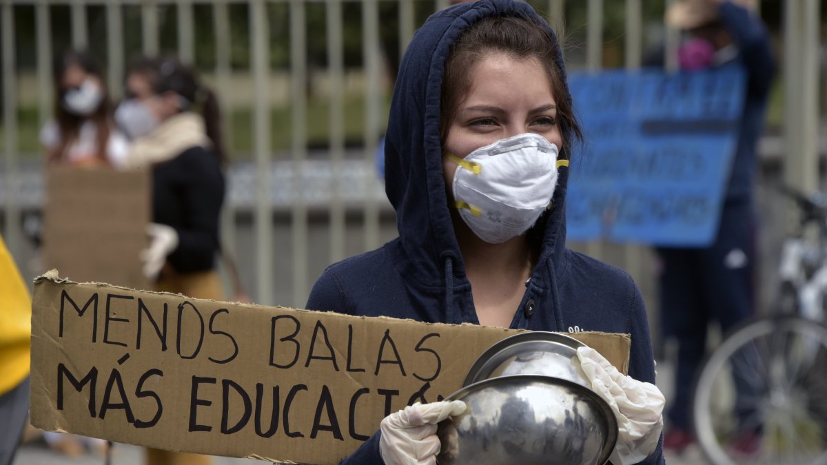 Estudiantes universitarios protestan contra un recorte presupuestario para la educación fuera de la Universidad Central de Ecuador, en Quito.