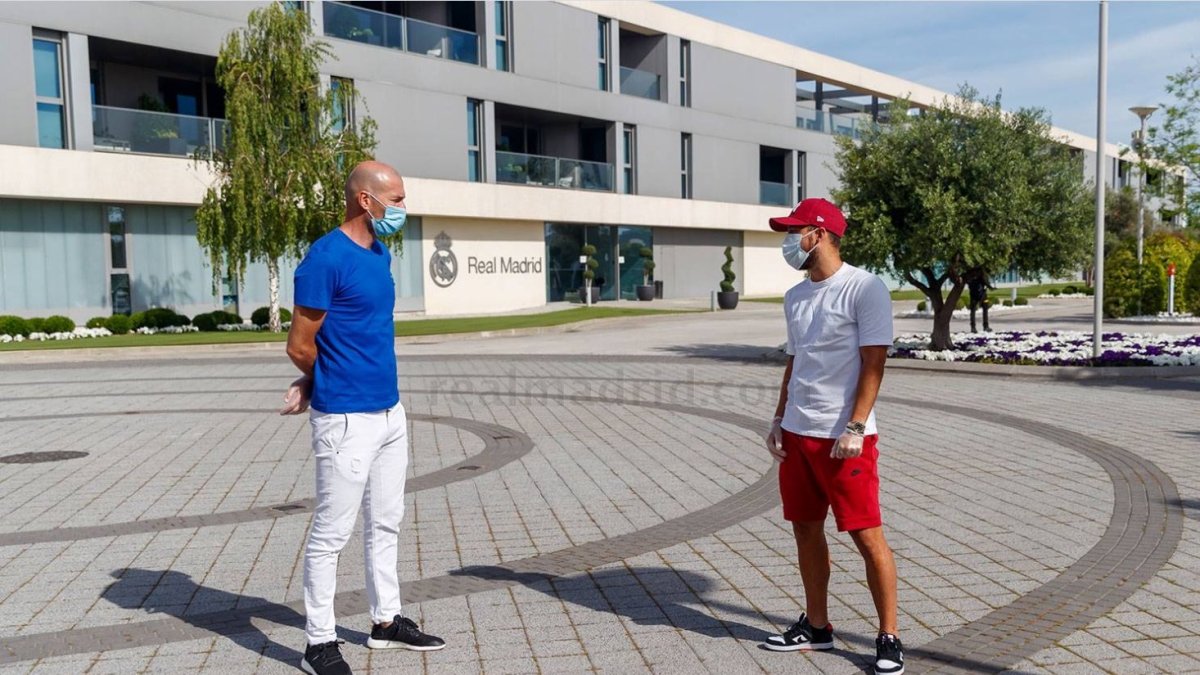 El técnico Zinedine Zidane (i) charló con varios jugadores del Real Madrid, entre estos Eden Hazard (d).