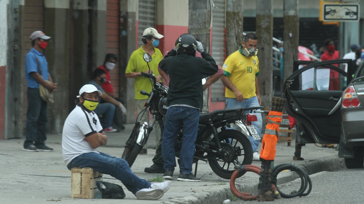 Personas en Guayaquil aún siguen saliendo a las calles, algunos en busca de un empleo.