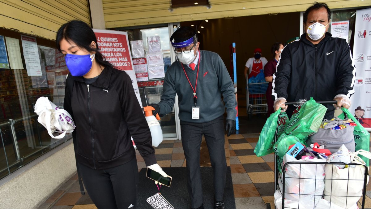 Supermercados del país han adoptado medidas de prevención para sus clientes.