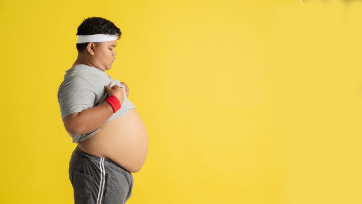 La obesidad lleva a muchos riesgos de salud a los adolescentes. Hay que mejorar su alimentación.