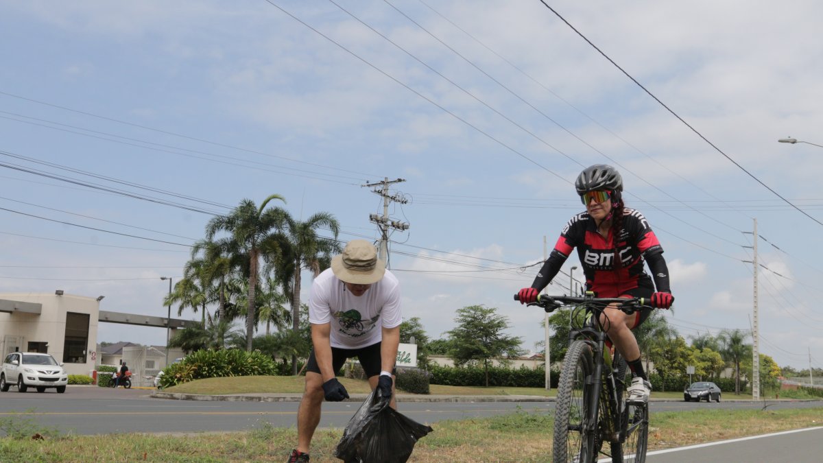 Hecho. Los residentes solicitan que la ciclovía vuelva a estar como hace meses, limpia.



MAYO  del 2018, MARIUXI CACERES, Guayaquil-Ecuador

Agencia (ag-expreso)