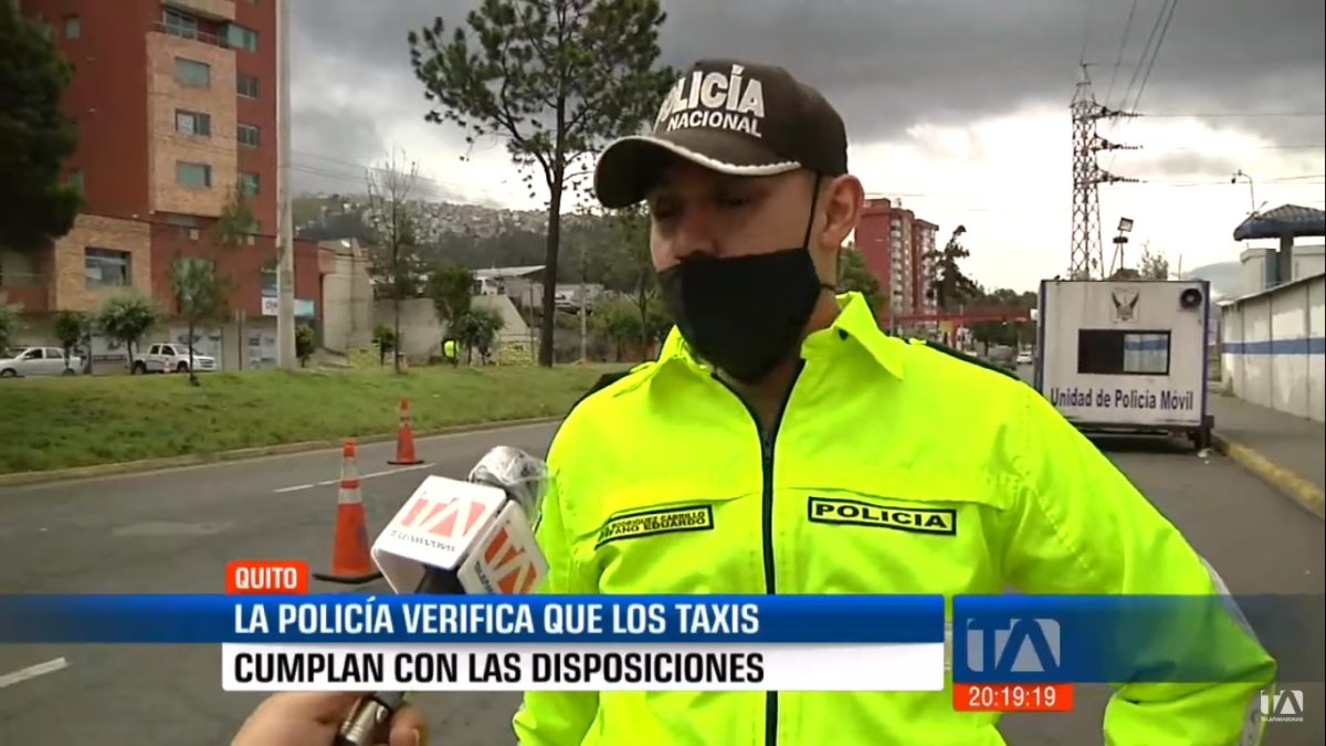 Mascarilla. Ni los policías saben que tienen que cubrirse la nariz