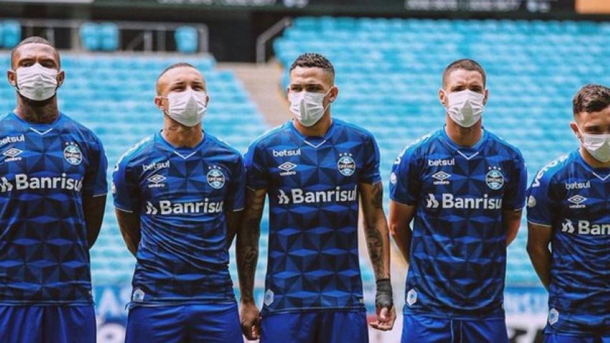 Los jugadores de Gremio de Brasil saltaron una vez con mascarillas al campo en señal de protesta porque se jugó un partido en plena pandemia de coronavirus