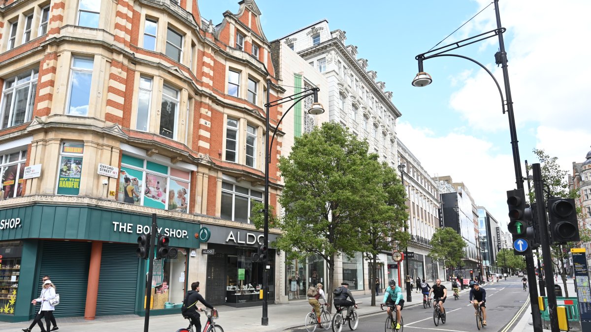 Londres. Un grupo de personas circulan en bicicletas por Oxford Street, uno de los más concurridos barrios de la capital británica.