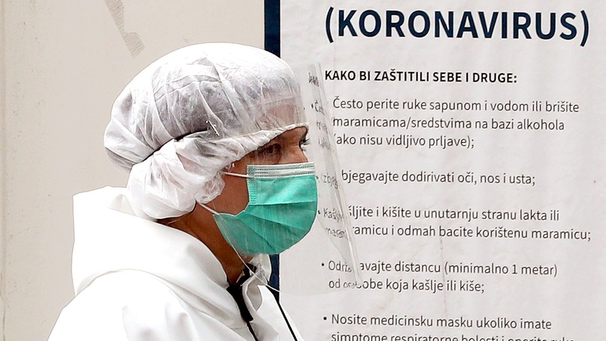 Un paciente al que le tomaron muestras el 27 de diciembre en el hospital Jean Verdier, a las afueras de París, habría dado positivo a COVID-19