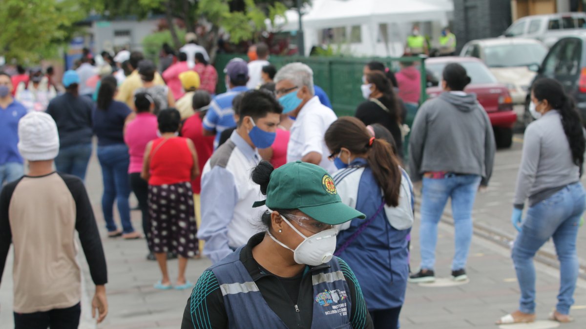 Ciudadanos en Guayaquil aún no respetan la distancia social.