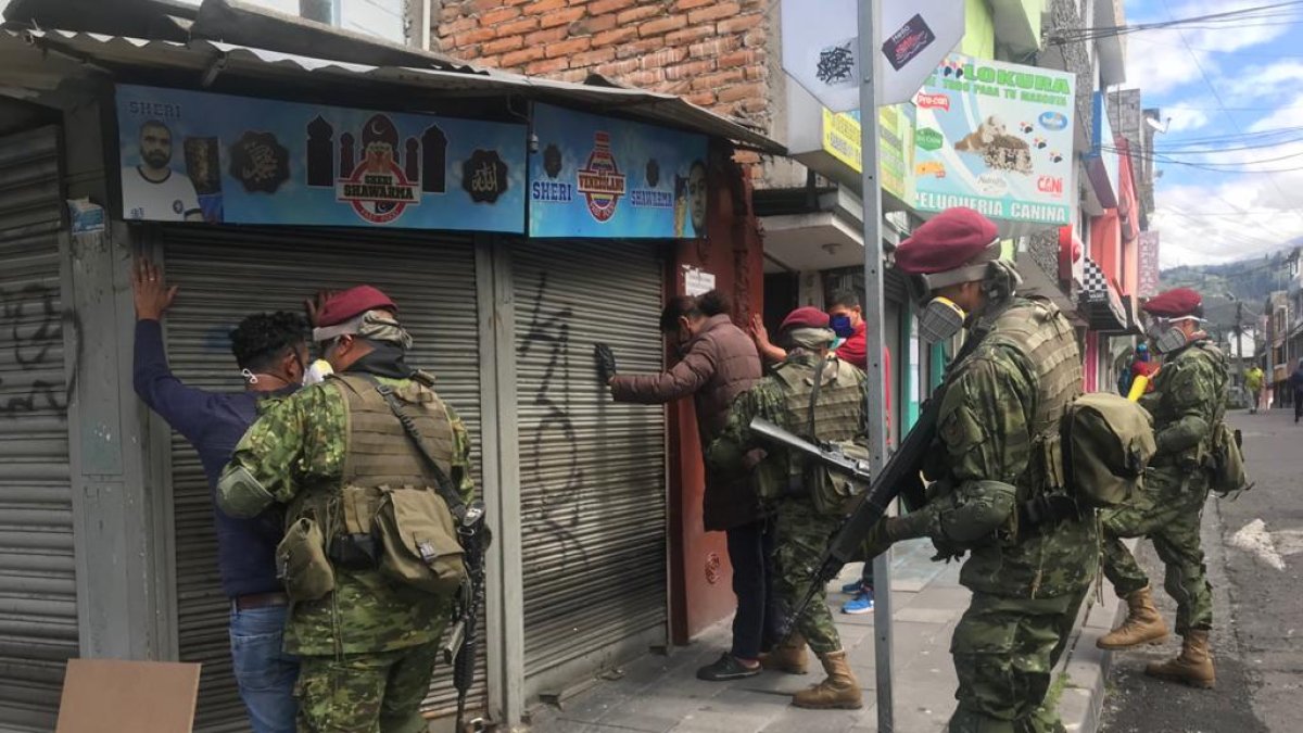 Unos 150 comandos de la Brigada Patria de Latacunga patrullan desde el lunes sectores conflictivos de la capital. 