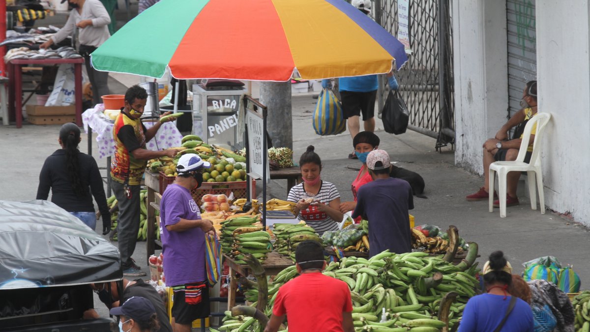 Hecho. En las ciudadelas del norte es común ver este panorama. Pequeños puestos de comida improvisada que venden todo tipo de legumbres.